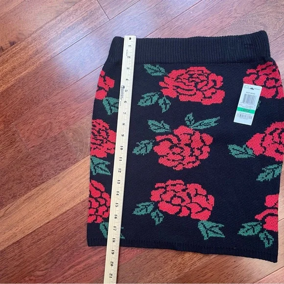 Material Girl Black and Red Floral Mini Skirt - Picture 5 of 10